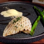 エニェ - ハリイカとグリーンアスパラガス イカ墨のソースとアリオリのアイス添え