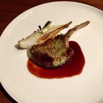 エニェ - 仔羊のパン粉焼きと葉玉ねぎのプランチャ 苺風味の赤ワインソース
