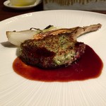 エニェ - 仔羊のパン粉焼きと葉玉ねぎのプランチャ 苺風味の赤ワインソース