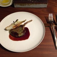 エニェ - 仔羊のパン粉焼きと葉玉ねぎのプランチャ 苺風味の赤ワインソース