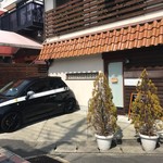 La・Brace - お店の前にはマスターの愛車フィアットが鎮座