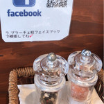 La・Brace - カウンター席のレインボーペッパーとヒマラヤ産岩塩