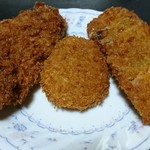 藤田精肉店 - 左からチキンカツ100g(150円)、コーンコロッケ(45円)、ネギマカツ(100円)