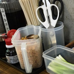 日の出製麺所 - テーブルには、ネギをカットするためのハサミが置いてあります。（2017.3 byジプシーくん）