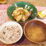 ネマルカフェ - 鶏肉と焼き大根の黒酢炒め定食(950円)