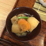 美松 - 本日の小鉢は、「肉じゃが」♡