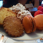 ラ・メゾン・キオイ - アフタヌーンティープレート３層目（オペラ、シュークリーム、フルーツタルト、フルーツケーキ、マカロン） 