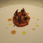 オルグイユ - トマトと閖上赤貝炙りシェリービネガー、赤貝ヒモ揚げ、アマランサス、胡麻、オリーブ・ロゼシャンパンソース