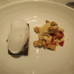 オルグイユ - チョコレートテリーヌ、ラムアイス、苺　牛乳の泡添え