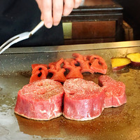 近江牛鉄板焼 伊ぶき - ヒレステーキ ひとかたまりが2人分です 火を付けて炎を上げる前に予告してくださるので、動画撮影出来ます！