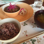 カフェ オハリ - 料理写真:具沢山の牛肉と野菜たっぷりのカレー、ご飯、汁物。
