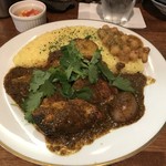 カレーの店 マボロシ - サバカレーに豆カレーとパクチーをトッピング