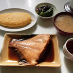 きぬ川 - カレイの煮つけで定食。玉子焼きを追加
