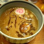 銀座 朧月 - 濃厚つめ麺つけ汁。黒蜜のような色合いの模様が入っています。