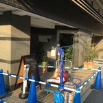 お店はビルの1F