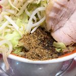 ラーメン タロー 五反田の陣 - ラーメン700円（野菜マシマシ、アブラ、削り節）