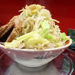 ラーメン タロー 五反田の陣 - ラーメン700円（野菜マシマシ、アブラ、削り節）