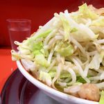 ラーメン タロー 五反田の陣 - ラーメン700円（野菜マシマシ、アブラ、削り節）