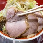 ラーメン タロー 五反田の陣 - ラーメン700円（野菜マシマシ、アブラ、削り節）