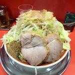 ラーメン タロー 五反田の陣 - ラーメン700円（野菜マシマシ、アブラ、削り節）