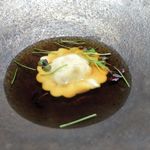 ラチュレ - エゾシカのコンソメ（ラビオリ入り）