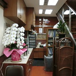 センターグリル - 右の階段で二階に上がると客席がある