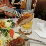 センターグリル - “特製”のチキンカツ