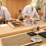 鮨ひがし山 - ▲L字カウンターで、2人の板前さんが握ってくれます