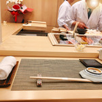 鮨ひがし山 - ▲テーブルセットです、ホール担当の黒服の男性がおしぼりを持って来てくれました