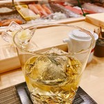 鮨ひがし山 - ▲梅酒をロックで@400、ガリの器も涼しげ