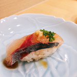 鮨ひがし山 - ▲別注:アジ(お皿ごと提供)