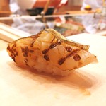鮨ひがし山 - ▲四貫目:網焼きホタテ昆布乗せ
