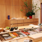 鮨ひがし山 - ▲とてもオープンなカウンターです