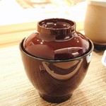 鮨ひがし山 - ▲赤だし、漆のピカピカ、模様じゃなく割り箸が反射しています