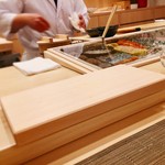 鮨ひがし山 - ▲「おまかせ握り」をオーダーした人には、この俎板が出されここに一貫ずつ握って出してくれます