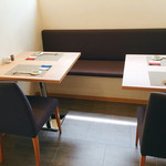 鮨ひがし山 - ▲カウンター9席と2人がけテーブル2卓