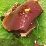 銀座 しのはら - [向付 2]
      鰹 淡路島産玉ねぎたっぷりの漬けにつけて