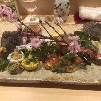 銀座 しのはら - [八寸]
                    もろこ、白魚と菜の花の芥子和え、蛍烏賊、浅利のぬた、蕗の薹の天ぷら、鮒寿司、穴子、雉と芹のお浸し、庄内麩のチーズサンド、飯蛸足煮、玉子カステラ