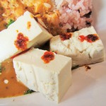 カフェゲバ - トッピングはお豆腐。