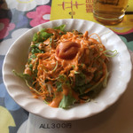 ダルサン - シェフ手作りドレッシングのかかったサラダ。