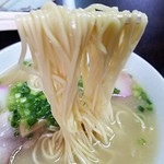 丸啓 - 麺はストレートで口当たりの柔らかさが優しい