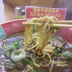 麺屋　高井田 - スジカレーラーメン麺持ち上げ