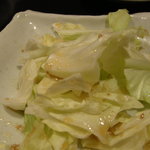 炭火串焼酒楽虎蔵 - お通しのキャベツ