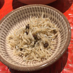 てんぷら 深町 - 突き出しは山椒ちりめん