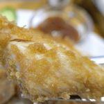 東京カオマンガイ - 早速フライドチキンを食べてみると、衣はカリカリ食感で、中のお肉はジューシーでウマイ！