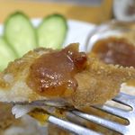 東京カオマンガイ - 付け合せのタレはナンプラーの旨味に加えて、甘辛く味付けされており、フライドチキンとの相性も抜群！