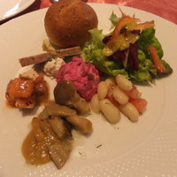 Russian Restaurant ROGOVSKI 銀座 - 前菜の盛り合わせ、パン、サラダ