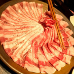 さつまやとんとん - 豚肉は２種類。肩ロースとバラ肉。