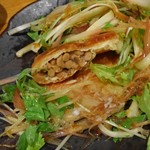 炭火串焼 初代バッジョ - (週替り)きつね納豆焼きの春野菜添え(下からきつねを出して見た)