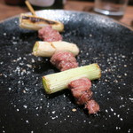 鳥茂 - コメカミと葱串 トリュフ塩で